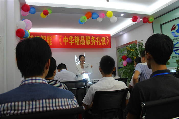 課程現(xiàn)場，學(xué)員們正在聚精會神的聽課